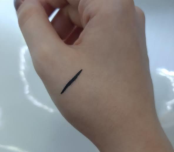 Kızlar bana simsiyah duran akmayan güzel bir eyeliner önerir misiniz?