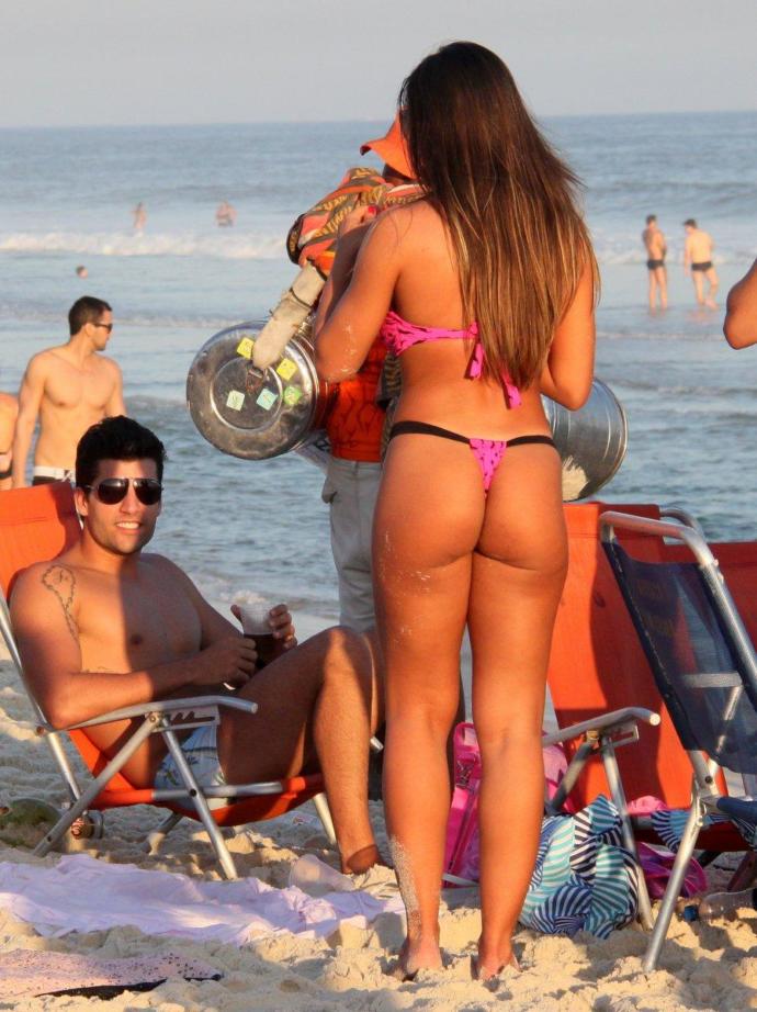 Eşinizin böyle bir tanga bikini giymesine izin verir miydiniz?