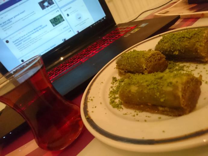 Tatlının yanında sıcak içecekleri mi, soğuk içecekler mi tercih ediyorsun?