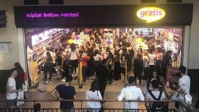 Gratis'te kadınlar mı daha fazla alışveriş yapıyor, yoksa erkekler mi?