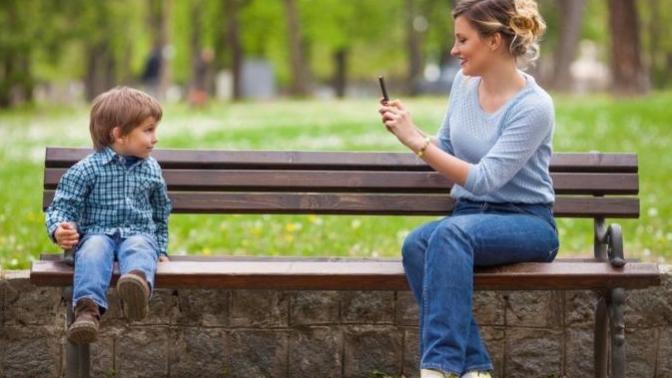 Sürekli çocuğunun fotoğrafını çekip sosyal medyalarda paylaşan aileler sizce abartıyor mu, neden?