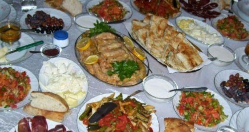 Yemek sırasında olmasından nefret ettiğin şeyler var mı?