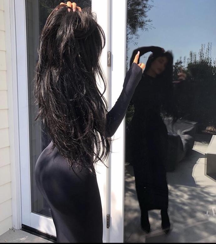 Kylie Jenner’ın fiziği doğal mı yoksa dolgu mu?