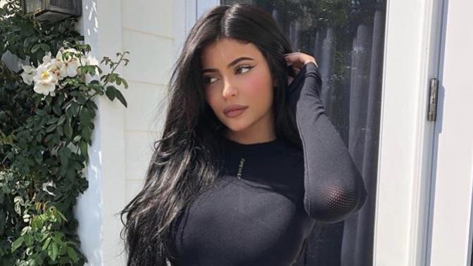Kylie Jenner’ın fiziği doğal mı yoksa dolgu mu?