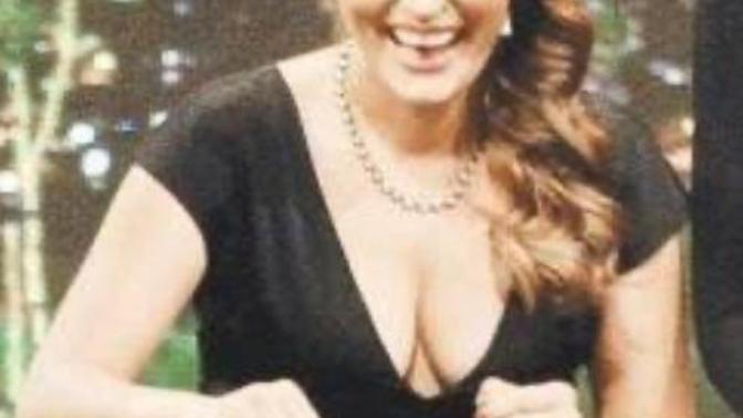 Ezgi Mola’yı beğeniyormusunuz? Cidden burdaki elbisesi çok yakışmamış mı? Dekoltesi çok fena😍?