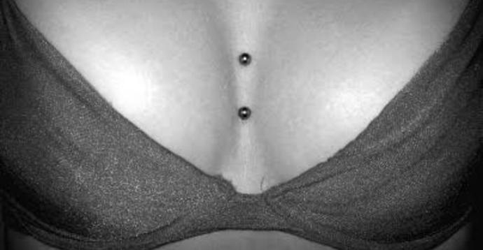 Göğüs ortası piercingi ve göbek piercingi nasıl sizceee?
