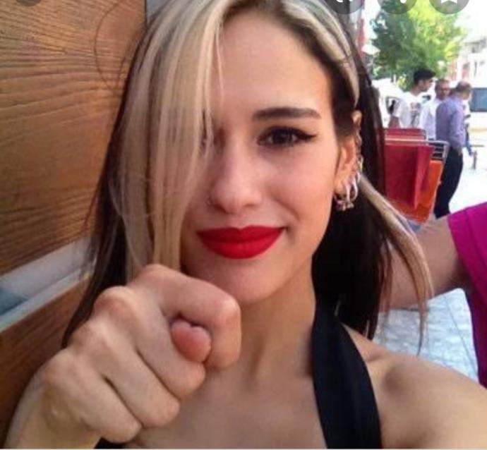 Burada eskiden bazı insanlar nude istedi ama atmadım eğer atsaydim nerelere düşerdi?