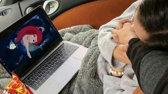 Fırsatını bulduğu her yerde sizinle çizgi film izlemek isteyen bir sevgiliye ne tepki verirdiniz?