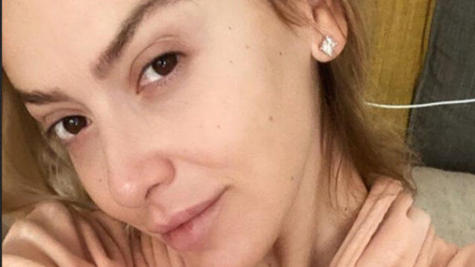 Hadise'nin bornozlu ve makyajsız pozunu beğendiniz mi?