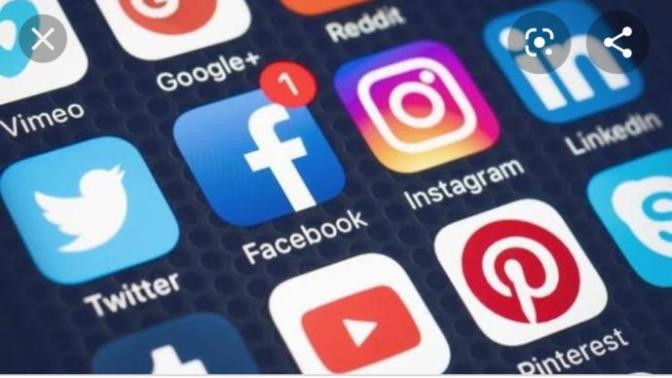 Ünlülerin adına fan sayfası açan İnsanlar Hakkında Neler düşünüyor sunuz?