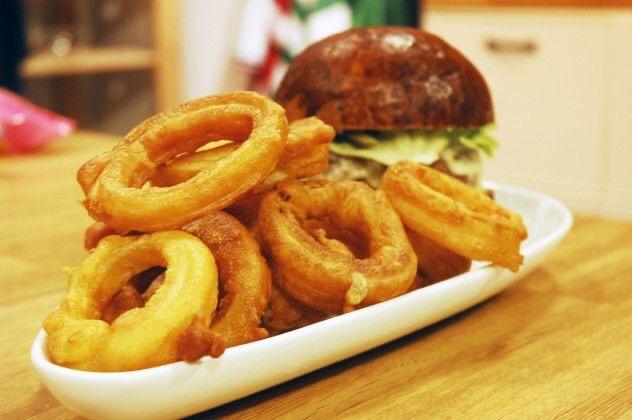 Hamburgerin yanına seçecek olsanız; patates kızartması mı, yoksa soğan halkası mı tercih edersiniz?