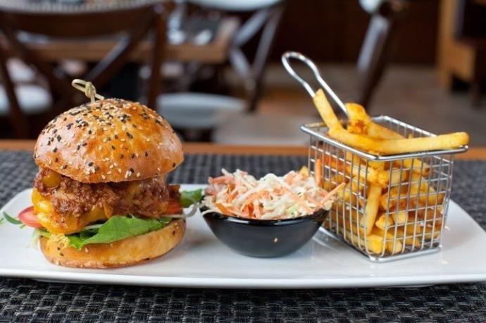 Hamburgerin yanına seçecek olsanız; patates kızartması mı, yoksa soğan halkası mı tercih edersiniz?