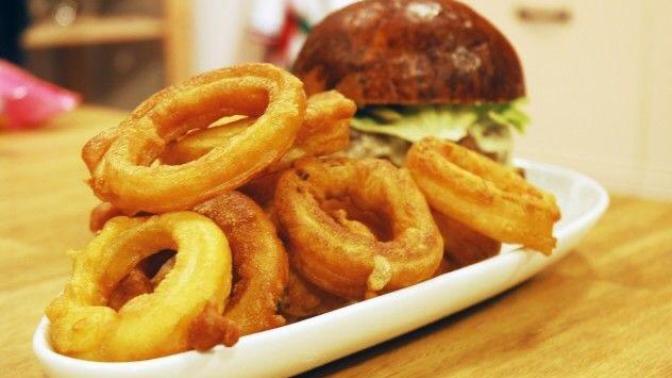 Hamburgerin yanına seçecek olsanız; patates kızartması mı, yoksa soğan halkası mı tercih edersiniz?