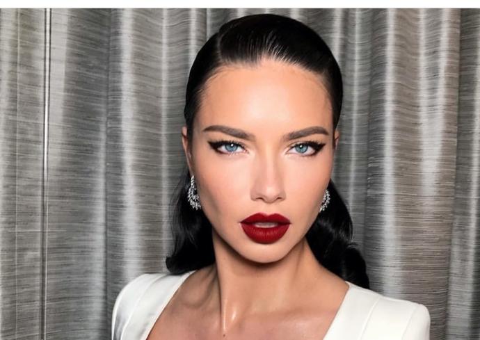 Sarı saçlı Adriana Lima mı yoksa siyah saçlı mı?