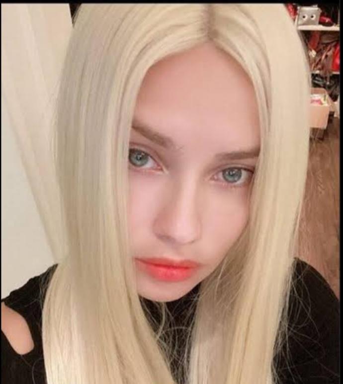 Sarı saçlı Adriana Lima mı yoksa siyah saçlı mı?