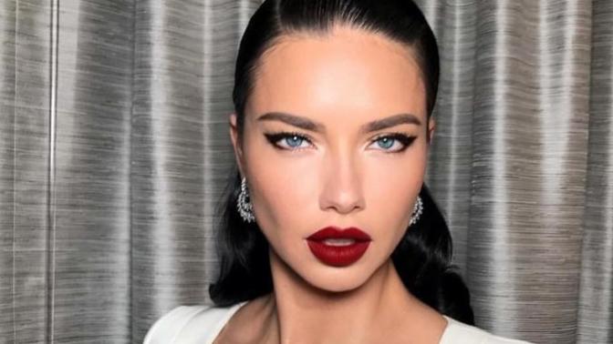Sarı saçlı Adriana Lima mı yoksa siyah saçlı mı?