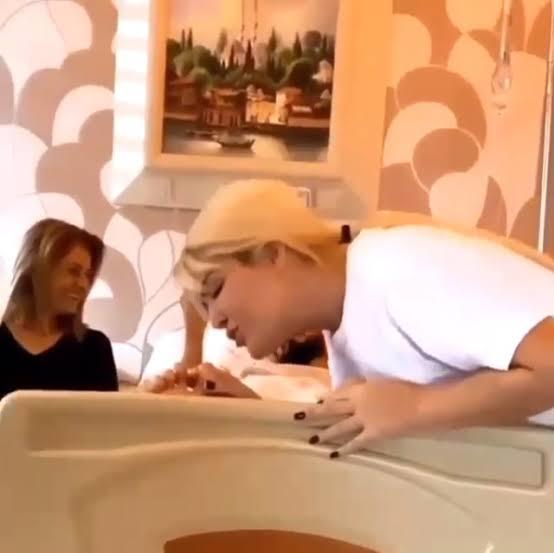 Selin Ciğerci bunu yaptı. Çok sevdiğinin kadının / erkeğin ayağını öper misin?