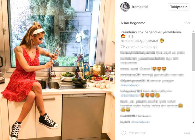 mutfakta yemek yapan kadın
