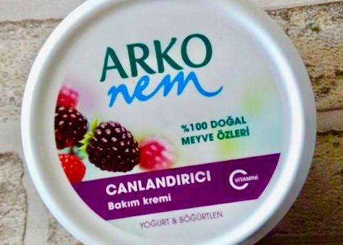 Arkadaşlar, bana her gece ellerime ve yüzüme sürebileceğim nemlendirici krem önerir misiniz?