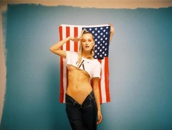 Didem Soydan göğüslerini açtı, Amerikan bayrağı önünde çamaşırsız poz verdi! Sizce vermek istediği mesaj ne?
