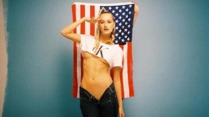 Didem Soydan göğüslerini açtı, Amerikan bayrağı önünde çamaşırsız poz verdi! Sizce vermek istediği mesaj ne?