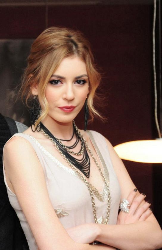 19 yaşında ki aleyna tilki mi yoksa sinem kobal in 19 yaşında ki hali mi daha güzel?
