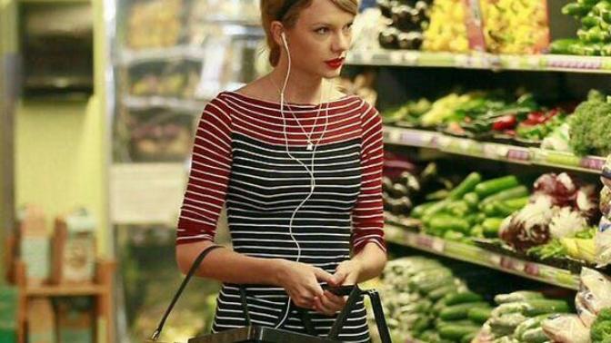 Markette birden Taylor Swift i görseniz ne yapardınız?