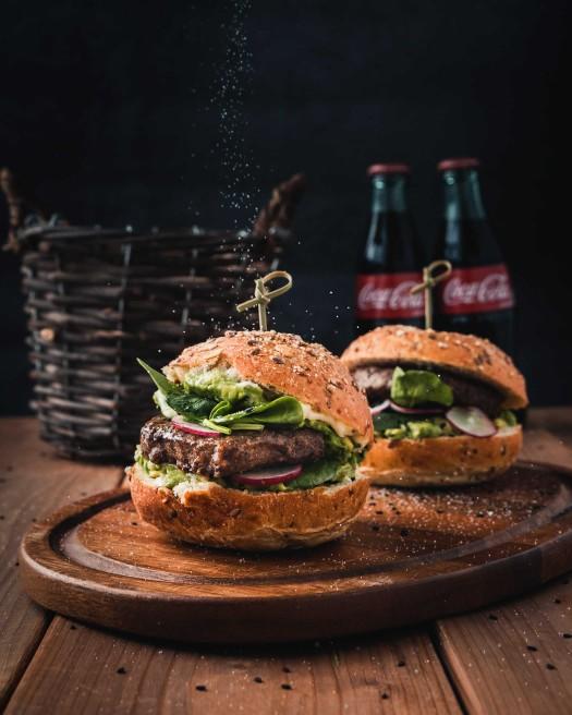 Hamburgere marul mu yoksa kıvırcık mı konur?