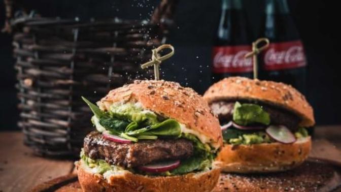 Hamburgere marul mu yoksa kıvırcık mı konur?