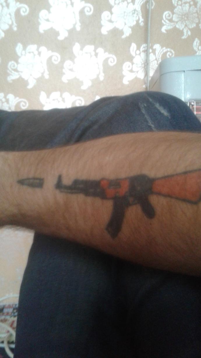 Tattoo dovme arkadaslar sag kolumda ak 47 silah dovmem var sizin fikirlerinizi alayim nasil bir sekil verebilirim?