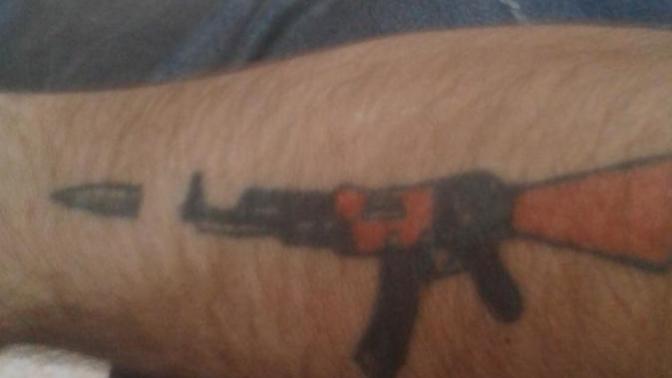 Tattoo dovme arkadaslar sag kolumda ak 47 silah dovmem var sizin fikirlerinizi alayim nasil bir sekil verebilirim?