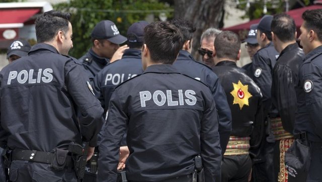 Polis