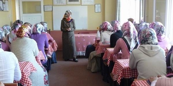 Kur’an kursu öğreticisi