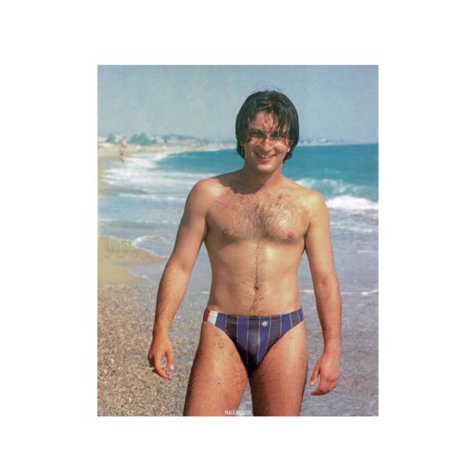 Arkadaşlar, Tarkan’ın eskiden çektiği bu slip mayolu fotosu hakkında ne düşünüyorsunuz?