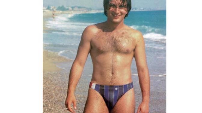 Arkadaşlar, Tarkan’ın eskiden çektiği bu slip mayolu fotosu hakkında ne düşünüyorsunuz?