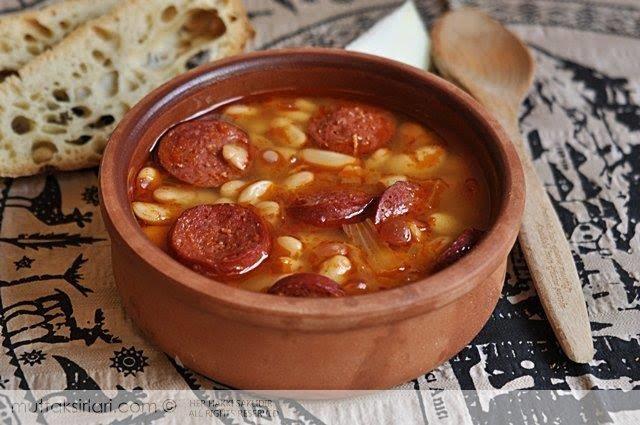 Etli mi sucuklu mu sade mi kuru fasulye seversiniz yoksa hiç birini mi?