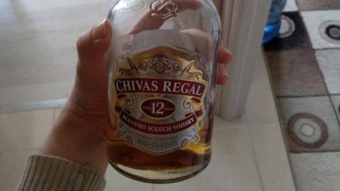 Evde şöyle bir Chivas var. Hiç bundanim olmamıştı şimdiye kadar. Neyle içeyim ben bu yavruyu?
