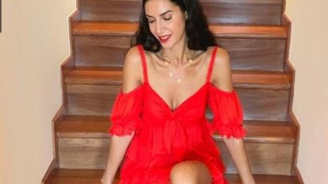 Ahu Yağtu'nun kırmızı elbiseli bu fotoğrafını beğendiniz mi?