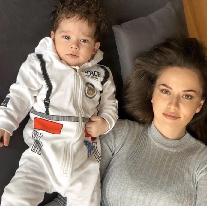 İşte Fahriye Evcen ve Burak Özçivit’in oğlu Karan! Sizce annesine mi Benziyor babasına mı?