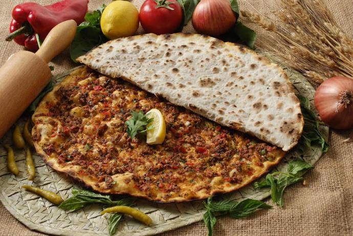 Lahmacun acılı mı yenir/ acısız mı?