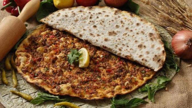 Lahmacun acılı mı yenir/ acısız mı?