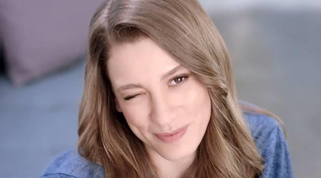 Serenay Sarıkayanın bu saç rengi nedir?