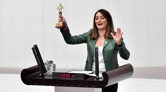 CHP Milletvekili Aysu Bankoğlu, Spor Bakanına Mecliste, işsizlik ve mutsuzluk oscarı ödülünü verdi. Ne düşünüyorsunuz?