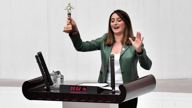 CHP Milletvekili Aysu Bankoğlu, Spor Bakanına Mecliste, "işsizlik ve mutsuzluk oscarı" ödülünü verdi. Ne düşünüyorsunuz?