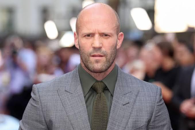 Neden kel erkekler Jason Statham gibi karizmatik yakışıklı değil de, bakkalcı Mahmut abiye benziyorlar?