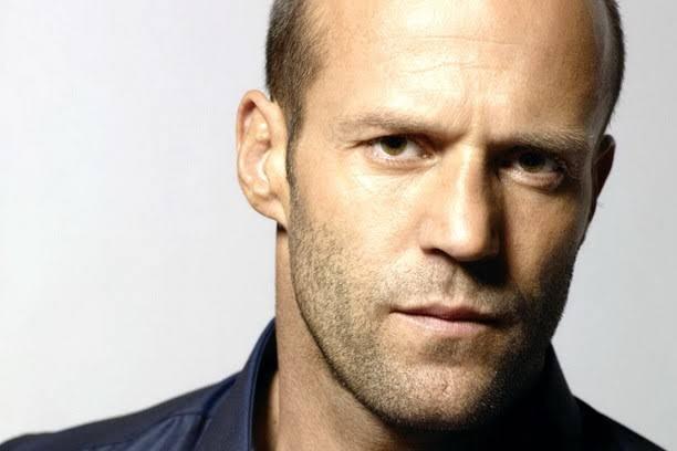 Neden kel erkekler Jason Statham gibi karizmatik yakışıklı değil de, bakkalcı Mahmut abiye benziyorlar?