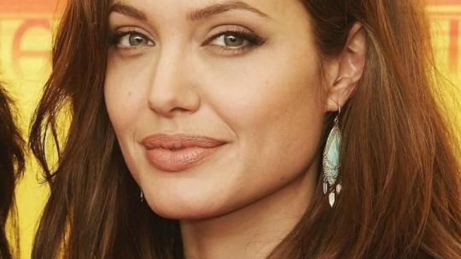 Angelina jolie'mi yoksa barbara palvin'mi daha güzel?