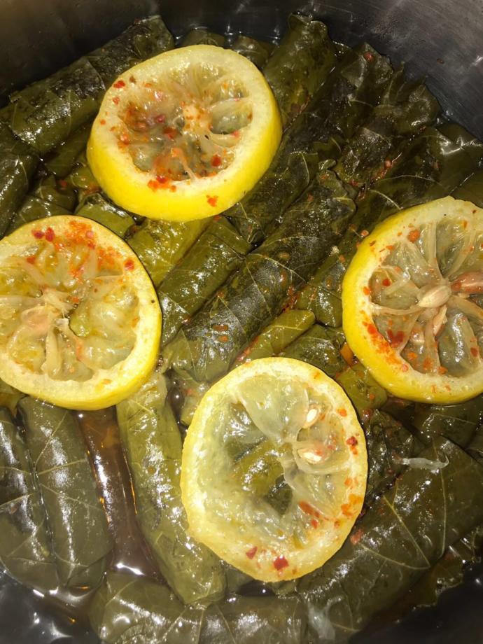 Senin midene ve gözüne hitap eden yaprak sarma kıymalı mı olmalı zeytin yağlı mı?