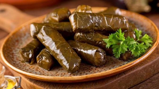 Senin midene ve gözüne hitap eden yaprak sarma kıymalı mı olmalı zeytin yağlı mı?