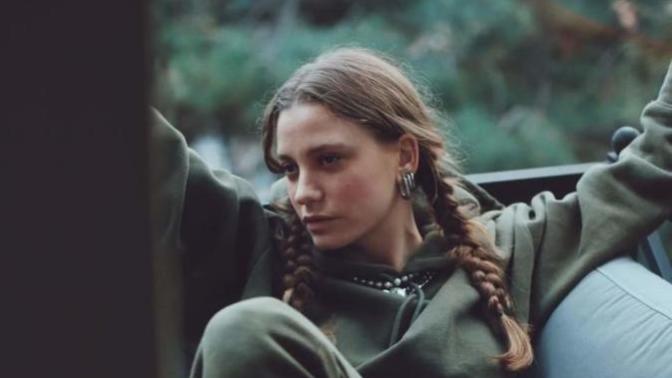 Serenay Sarıkaya'nın: "Ayağımı yalayacak binlerce erkek var." açıklaması hakkında ne düşünüyorsunuz?